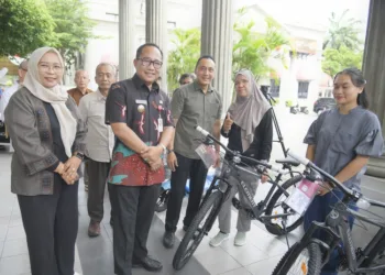 Wakil Wali Kota Semarang, Iswar Aminudin, menyerahkan hadiah kepada pemenang undian Semargres di Balai Kota Semarang, Rabu, 17 September 2025. (Pemkot Semarang/Lingkarjateng.id)