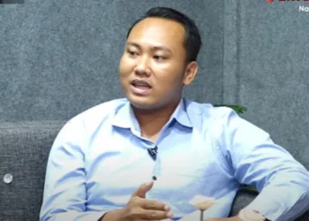 Perwakilan Masyarakat Pati Cinta Damai, Izzudin Arslan, menyampaikan pendapatnya terkait kinerja Pansus Hak Angket DPRD PATI di Lingkar TV, Selasa, 23 September 2025. (Tangkapan layar YouTube Lingkar TV/Lingkarjateng.id)