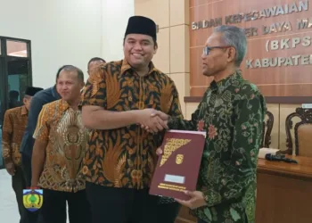 Wakil Bupati Jepara, M. Ibnu Hajar,  menyerahkan SK pensiun kepada perwakilan ASN di Ruang Rapat Badan Kepegawaian dan Sumber Daya Manusia (BKPSDM) pada Senin, 1 September 2025. (Tomi Budianto/Lingkarjateng.id)
