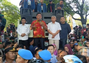 Ketua DPRD Pati, Ali Badrudin, saat menemui massa demo di depan Gedung DPRD Pati, Jumat, 19 September 2025. (Nailin RA/Lingkarjateng.id)