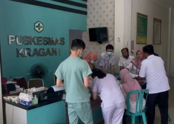 Petugas Puskesmas Kragan I, Kabupate Rembang, mendata siswa SMPN I Kragan yang mengalami keracunan massal. (Lingkar Network/Lingkarjateng.id)