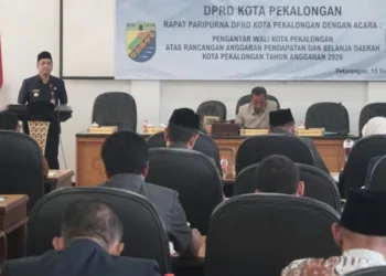 Wali Kota Pekalongan Achmad Afzan Arslan Djunaid membacakan Nota Keuangan RAPBD 2026 dalam rapat paripurna DPRD di Gedung Diklat, Senin, 15 September 2025. (Fahri Akbar/Lingkarjateng.id)