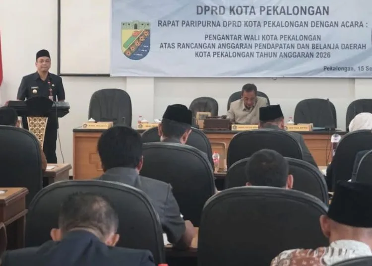 Wali Kota Pekalongan Achmad Afzan Arslan Djunaid membacakan Nota Keuangan RAPBD 2026 dalam rapat paripurna DPRD di Gedung Diklat, Senin, 15 September 2025. (Fahri Akbar/Lingkarjateng.id)