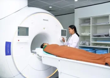 Perawat RSUD dr. Loekmono Hadi saat memeriksa pasien di Layanan Radiologi dengan MRI 1,5 Tesla. (Fahtur Rohman/Lingkarjateng.id)