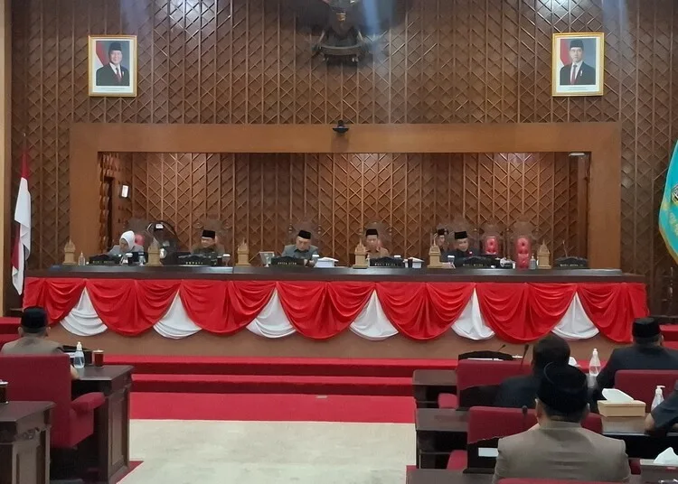 DPRD Kabupaten Semarang Batal Naikkan Tunjangan Rumah dan Transportasi 25 Suasana rapat paripurna di Gedung DPRD Kabupaten Semarang, Ungaran, pada Senin, 15 September 2025. (Hesty Imaniar/Lingkarjateng.id)