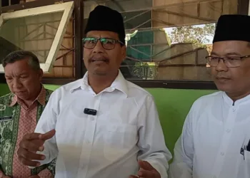 Bupati Rembang Harno (tengah) bersama Kepala Dinas Kesehatan (kiri) dan Kepala Kemenag Rembang (kanan) saat diwawancarai awak media mengenai Rakor Satgas MBG, Jumat, 19 September 2025. (Muhammad Faalih/Lingkarjateng.id)