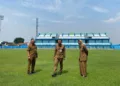 MENINJAU: Bupati Kudus Sam’ani Intakoris (tengah) saat meninjau Stadion Wergu Wetan, Senin, 8 September 2025. (Nisa Hafizhotus Syarifa/Lingkarjateng.id)