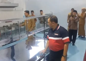 Bupati Semarang bersama Wali Kota Salatiga saat meninjau SPPG Ngreco, di Desa Tuntang, Kabupaten Semarang yang baru saja diluncurkan pada Selasa, 9 September 2025. (Hesty Imaniar/Lingkarjateng.id)