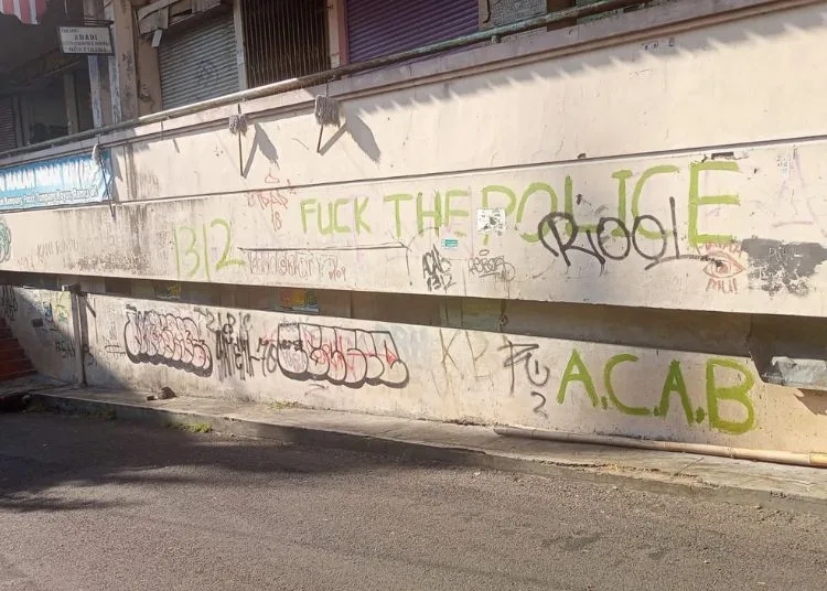 Vandalisme Simbol ACAB dan 1312 Resahkan Warga Salatiga, Polisi Perketat Patroli 25 Poster dan tulisan kalimat menyentil kepolisian bertuliskan terpasang di tembok salah satu sudut Kota Salatiga, Jumat, 5 September 2025. (Dok. Humas Polres Salatiga)