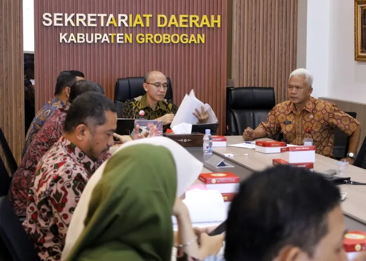 Grobogan Mantapkan Langkah Menuju Kabupaten Pangan Aman 25 Sekda Grobogan, Anang Arumnanto, memimpin rapat koordinasi terkait pangan aman di kantornya pada Selasa, 23 September 2025. (Setda Grobogan/Lingkarjateng.id)