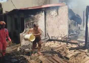 Tampak Petugas Pemadam Kebakaran dan warga memadamkan Sisa Api pada sebuah rumah di Kampung Kulitan, Kelurahan Jagalan, Kota Semarang, Sabtu siang, 27 September 2025. (Dok. for Lingkarjateng.id)