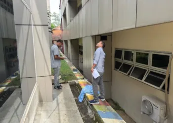 PERIKSA LOKASI: Sejumlah petugas kepolisian memeriksa tempat kejadian pasien lompat dari lantai 4 gedung Flamboyan RSUD Salatiga pada Rabu, 10 September 2025. (Humas Polres Salatiga/Lingkarjateng.id)