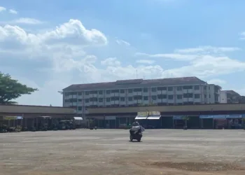 POTRET: Tampak kondisi kios pedagang di Blok Barat Terminal Bakalan Krapyak Kabupaten Kudus yang sepi pengunjung pada Jumat, 19 September 2025. (Nisa Hafizhotus Syarifa/Lingkarjateng.id)