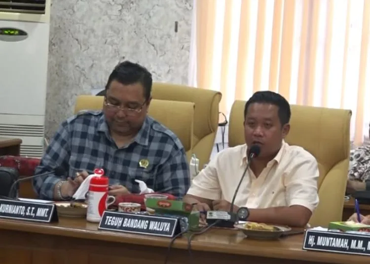 Sesalkan Dugaan Kekerasan Terhadap Wartawan, Dewan Pati Minta Polisi Usut Tuntas 25 Ketua Panitia Khusus Hak Angket DPRD Pati, Teguh Bandang Waluyo (kanan). (Lingkar Network/Lingkarjateng.id)