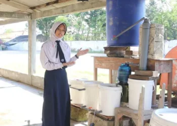 Siswa SMPN 1 Lasem, Kabupaten Rembang, menunjukkan alat pengolah limbah cair batik. (SMPN 1 Lasem/Lingkarjateng.id)