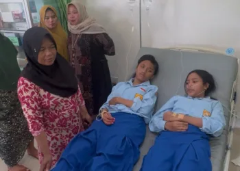 Sejumlah siswa SMPN 1 Kragan masih mendapat perawatan medis di Puskesmas Kragan I, Kabupaten Rembang, usai diduga keracunan makanan MBG, Rabu, 24 September 2025. (Lingkar Network/Lingkarjateng.id)