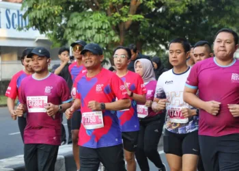 Gubernur Jateng Luthfi Bersama Ribuan Peserta Ramaikan Solo Run Fest 2025 27 Gubernur Jawa Tengah, Ahmad Luthfi, mengikuti Solo Run Fest 2025 di Kota Surakarta pada Minggu, 28 September 2025. (Pemprov Jateng/Lingkarjateng.id)