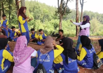 BERCERITA: Siswa SMP SATAP Kutorojo mengikuti program Jumpa Ceria dengan menceritakan kembali isi bacaan kepada teman-temannya. (Fahri Akbar/Lingkarjateng.id)