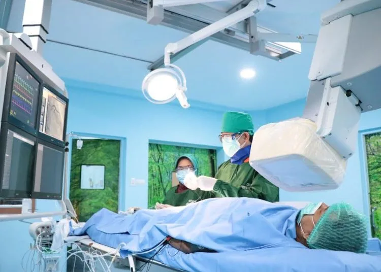 Dokter spesislis jantung tengah menangani pasien penyakit jantung di layanan Cathlab RSUD dr. Loekmono Hadi Kudus. (Fahtur Rohman/Lingkarjateng.id)
