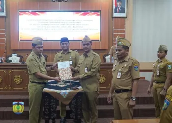 SIMBOLIS: Bupati Jepara, Witiarso Utomo, secara simbolis menyerahkan dokumen pengangkatan pejabat di Gedung Shima, pada Senin, 22 September 2025. (Tomi Budianto/Lingkarjateng.id)