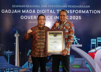 Wali Kota Pekalongan, Achmad Afzan Arslan Djunaid, menerima penghargaan peringkat V nasional GM-DTGI 2025 dari Wakil Menteri Komunikasi dan Digital RI, Nezar Patria, di Universitas Gadjah Mada Yogyakarta, Kamis, 18 September 2025. (Kominfo Kota Pekalongan/Lingkarjateng.id)