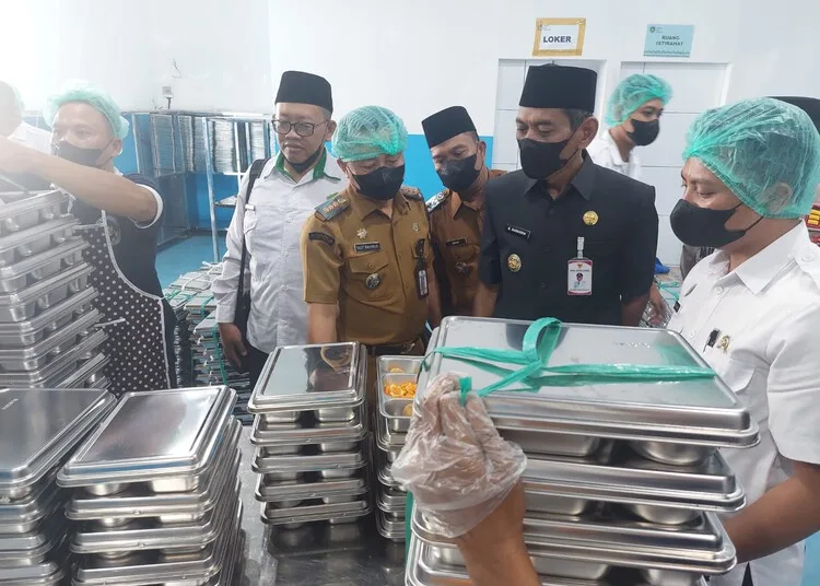 Pemkab Demak Kejar Target Pembangunan SPPG untuk MBG, 28 Unit Sudah Aktif 25 Wakil Bupati Demak, Muhammad Badruddin, saat meninjau dapur SPPG Yayasan Darul Ulum Desa Sumberejo, Kecamatan Bonang, Kabupaten Demak, pada Senin, 15 September 2025. (M. Burhanuddin Aslam/Lingkarjateng.id)