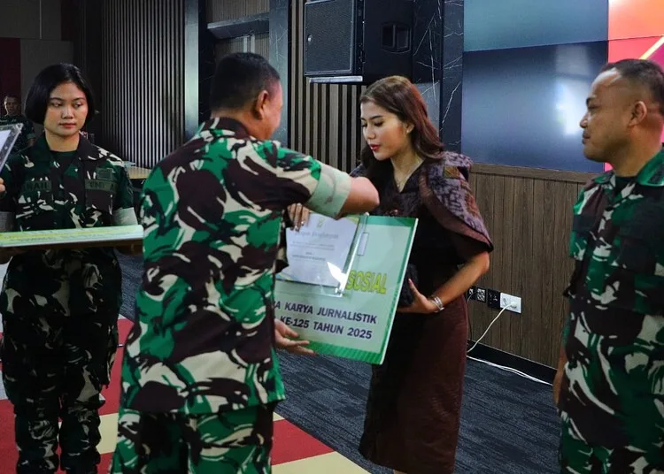 Wakil Bupati Kudus Sabet Juara Publikasi Sosial Media TMMD Nasional 25 Wakil Bupati Kudus, Bellinda Putri Sabrina Birton, menerima penghargaan sebagai juara publikasi media sosial TikTok dalam ajang Lomba TMMD Tingkat Nasional dan Lomba Jurnalistik TMMD di Aula A.H. Nasution, Mabes TNI AD, Jakarta, pada Rabu, 17 September 2025. (Mohammad Fahtur Rohman/Lingkarjateng.id)