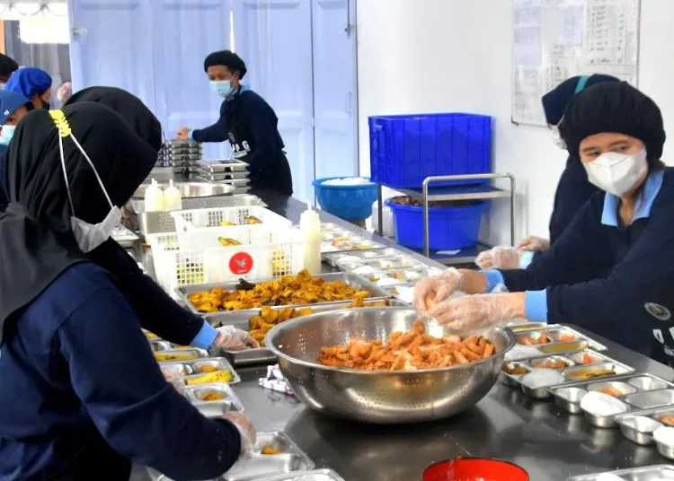 Wali Kota Salatiga Apresiasi Pelayanan MBG SPPG Ledok Argomulyo 25 SAJIKAN MAKANAN: Sejumlah personel SPPG Ledok, Argomulyo, Salatiga menyiapkan makanan untuk program makan bergizi, Kamis, 11 September 2025. (Humas Prokompim Setda Salatiga/Lingkarjateng.id)