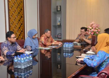 Wali Kota Salatiga, Robby Hernawan, mendengarkan penjelasan BPS mengenai penurunan angka kemiskinan di ruang kerjanya pada Jumat, 12 September 2025. (Setda Salatiga/Lingkarjateng.id)