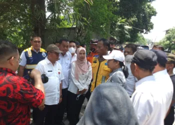 Wali Kota Semarang, Agustina Wilujeng Pramestuti, saat mengunjungi lokasi kebakaran di Sendangguwo, Kecamatan Tembalang, Kota Semarang, pada Rabu, 24 September 2025. (Pemkot Semarang/Lingkarjateng.id)