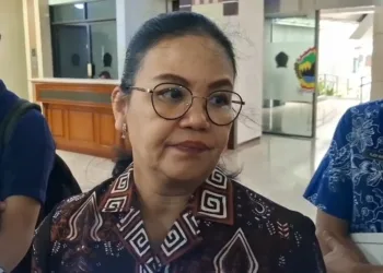 Wali Kota Semarang, Agustina Wilujeng Pramestuti, memberi keterangan kepada awak media pada Kamis, 11 September 2025. (Syahril Muadz/Lingkarjateng.id)