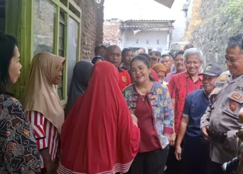 Wali Kota Semarang Agustina Wilujeng Pramestuti saat mengunjungi korban bencana kebakaran di Kelurahan Candi, Kecamatan Candisari, pada Selasa, 16 September 2025. (Syahril Muadz/Lingkarjateng.id)