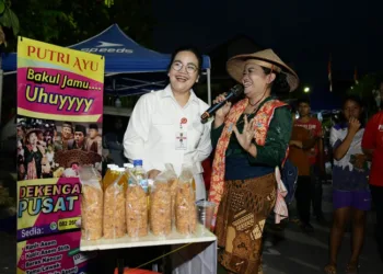 Pemkot Semarang Genjot Ekonomi UMKM Lewat Pasar Tiban 31 Wali Kota Semarang, Agustina Wilujeng Pramestuti, meninjau Pasar Tiban Lamper Lor di depan Kantor Kecamatan Semarang Selatan pada Sabtu, 30 Agustus 2025 lalu. (Pemkot Semarang/Lingkarjateng.id)