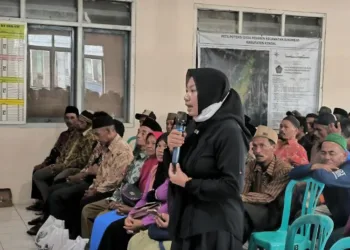 Ketua Kelompok Tani Kawulo Alit Dusun Dayunan, Desa Pesaren, Kecamatan Sukorejo, Kabupaten Kendal, Trisminah, menyampaikan keresahan terkait sengketa lahan PT Sukarli. (Arvian Maulana/Lingkarjateng.id)