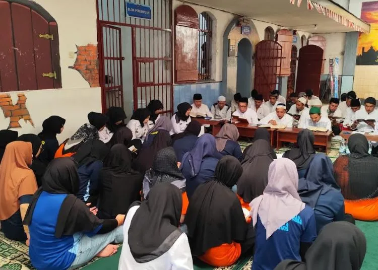 Warga Rutan Salatiga Doa Bersama untuk Negeri dan Indonesia Damai 25 DOA BERSAMA: Sejumlah warga binaan Rutan Salatiga memanjatkan doa untuk Indonesia damai di Selasar Rutan, Senin, 1 September 2025. (Humas Rutan Salatiga/Lingkarjateng.id)