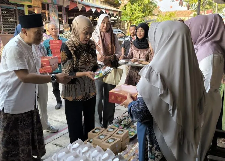 Weh-wehan, Tradisi Warga Kaliwungu Kendal Peringati Maulid Nabi Muhammad 25 BERBAGI: Bupati Kendal, Dyah Kartika Permanasari, ikut merayakan tradisi tradisi weh-wehan di Kaliwungu, Kabupaten Kendal, Jumat, 5 September 2025. (Arvian Maulana/Lingkarjateng.id)