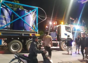 Warga Mendenrejo Kecamatan Kradenan menghentikan armada pengangkut peralatan pengeboran sumur Eksplorasi Migas Darajingga di Dukuh Nglaren Desa Mendenrejo, Selasa malam, 9 September 2025. (Dok. Pribadi/Lingkarjateng.id)