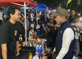 Bupati Kudus Sam’ani Intakoris saat membeli produk UMKM warga di Car Free Night (CFN) Kudus bulan lalu. (Fahtur Rohman/Lingkarjateng.id)