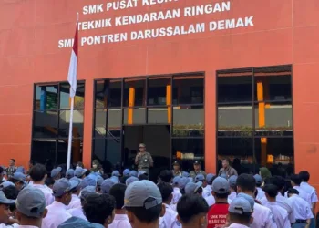 Anggota Satpol PP saat melakukan kunjungan untuk memberikan arahan SMK Pontren Darussalam, Selasa, 2 September 2025. (Burhanuddin Aslam/Lingkarjateng.id)