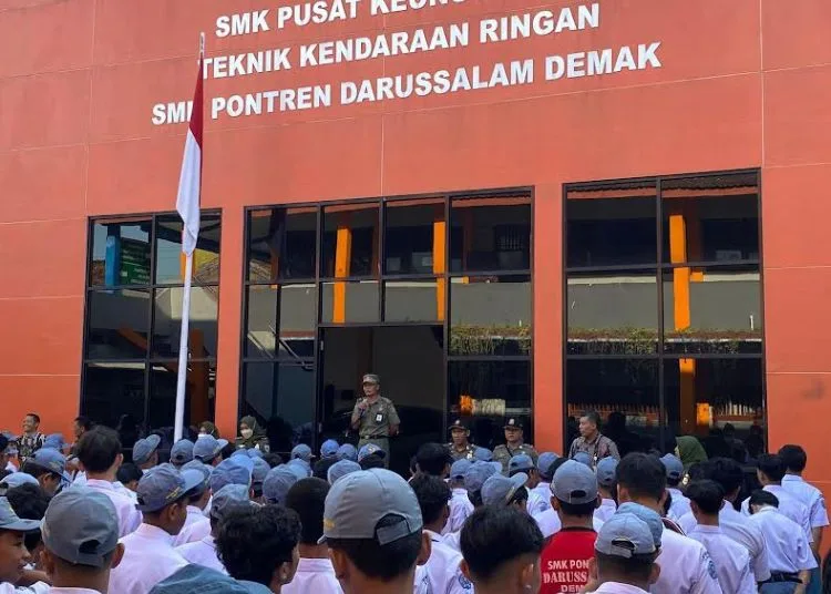 Satpol PP Demak Wanti-wanti Pelajar Tak Terprovokasi Aksi Demonstrasi 25 Anggota Satpol PP saat melakukan kunjungan untuk memberikan arahan SMK Pontren Darussalam, Selasa, 2 September 2025. (Burhanuddin Aslam/Lingkarjateng.id)