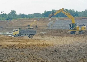Ekskavator menggali tanah di Embung Karangjati, Blora. (Eko Wicaksono/Lingkarjateng.id)
