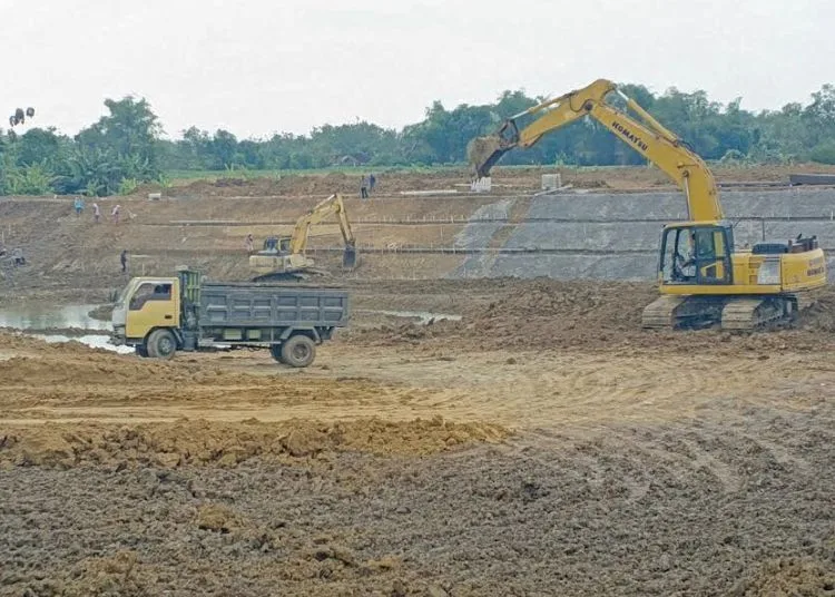 Pengerjaan Embung Karangjati Diduga Pakai Solar Subsidi, Ini Kata Pelaksana Proyek 25 Ekskavator menggali tanah di Embung Karangjati, Blora. (Eko Wicaksono/Lingkarjateng.id)