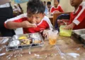 Penyaluran makan bergizi gratis di beberapa sekolah Grobogan. (Ahmad Abror/Lingkarjateng.id)