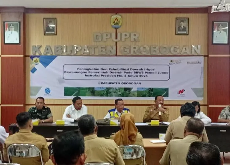 Kepala DPUPR Kabupaten Grobogan menyampaikan sambutan dalam sosialisasi terkait persiapan pelaksanaan Inpres perbaikan irigasi yang digelar di ruang rapat Jembatan Peganjing lantai 2, Kantor DPUPR Grobogan, Senin, 8 September 2025. (Dok.DPUPR Kabupaten Grobogan)