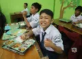 Siswa di Kabupaten Grobogan menyantap Makan Bergizi Gratis (MBG). (Ahmad Abror/Lingkarjateng.id)