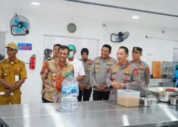 Kapolri bersama jajarannya didampingi oleh Gubernur Jawa Tengah saat meninjau SPPG Polri yang ada di Desa Kadirejo, Kecamatan Pabelan, Kabupaten Semarang, Selasa, 23 September 2025. (Hesty Imaniar/Lingkarjateng.id)