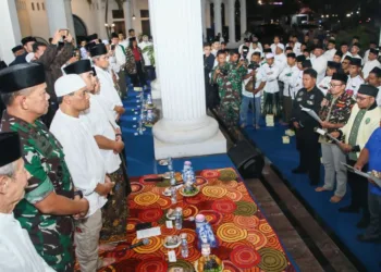 Gubernur Jawa Tengah, Ahmad Luthfi hadir mengikuti deklarasi damai dan doa bersama sejumlah tokoh agama, tokoh masyarakat, tokoh pemuda, dan sejumlah eleman masyarakat di Wisma Perdamaian, Kota Semarang, Minggu, 31 Agustus 2025 malam. (Dok. for Lingkarjateng.id)