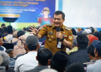 Gubernur Jawa Tengah Ahmad Luthfi saat mengisi acara gerakan petani peduli inflasi komoditas cabai Jawa Tengah di GOR Desa Banyusidi, Kecamatan Pakis, Kabupaten Magelang, Senin, 22 September 2025. (Dok. for Lingkarjateng.id)