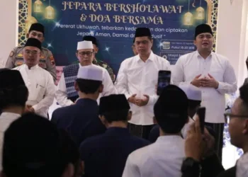 Bupati Jepara Witiarso Utomo (Mas Wiwit), Wakil Bupati M. Ibnu Hajar (Gus Hajar) tampak khusyuk mengikuti acara Jepara Bersholawat di Masjid An Nuur, Kecamatan Bangsri, Senin malam, 22 September 2025. (Tomi Budianto/Lingkarjateng.id)