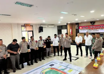 Kapolres Jepara AKBP Erick Budi Santoso menjelaskan persiapan pengamanan Laga Persijap Vs Persik. (Tomi Budianto/Lingkarjateng.id)
